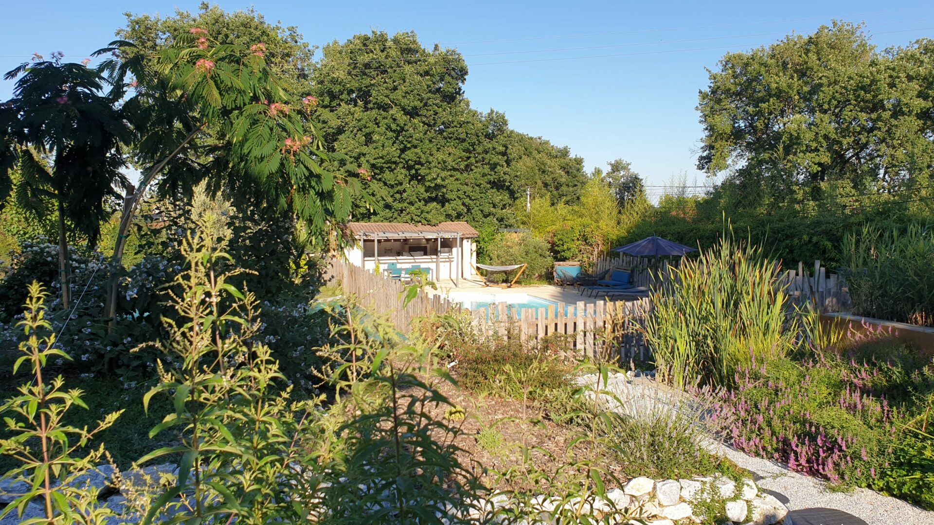 Cadre verdoyant à l'Escapade Nature et Gourmande - vue de la piscine gîtes et chambres d'hôtes