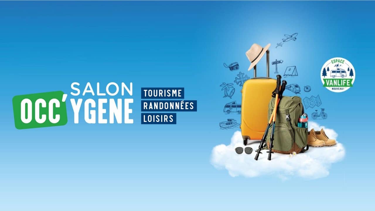 Une valise jaune, un sac à dos, un chapeau, des bâtons de randonnée, des bottes et des lunettes de soleil sont posés sur un nuage. Fond bleu avec Salon OccyGène : Tourisme, Randonnées, Loisirs et icônes de voyage. Badge Espace Vanlife dans le coin.